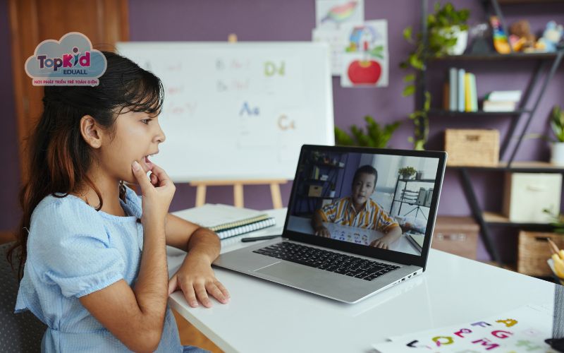 Trẻ học phát âm tiếng Anh qua nghe và bắt chước