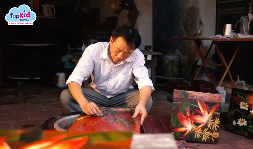 Quy trình làm tranh sơn mài: Công đoạn mài tranh.