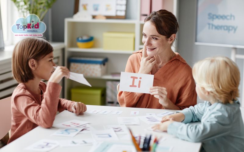 Trẻ em học tiếng Anh hiệu quả nhất khi được tương tác nhiều và nhận phản hồi kịp thời