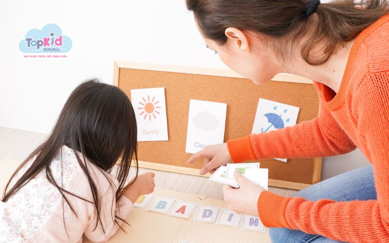 Nên kết hợp học từ vựng theo sách giáo khoa với phương pháp tương tác (flashcard, trò chơi, TPR) để bé ghi nhớ lâu