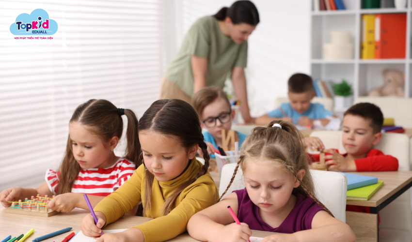 Ba mẹ cần tìm hiểu thêm về giáo viên người trực tiếp dạy con Ba mẹ cần tìm hiểu thêm về giáo viên người trực tiếp dạy con